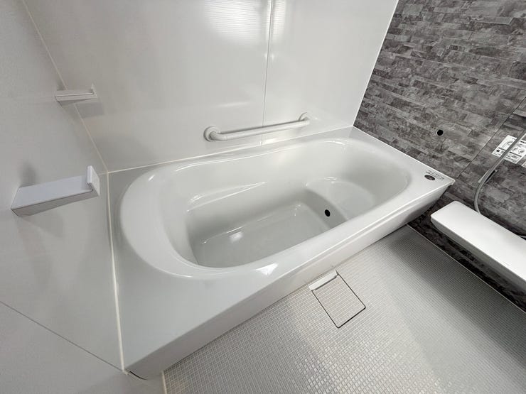 今人気のエコベンチタイプの浴槽を採用!節水にもなり家計にも優しい浴室です!
便利な浴室乾燥機付き!