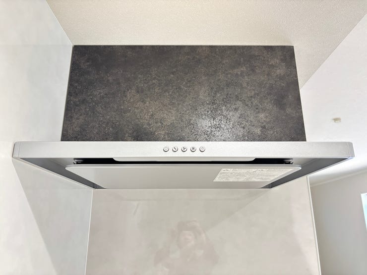 フラットデザインのレンジフード!デザイン性だけでなく拭き取りもスムーズに行えお掃除もらくらくです