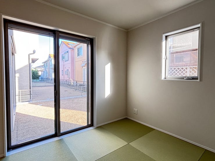 和室も二面採光です。