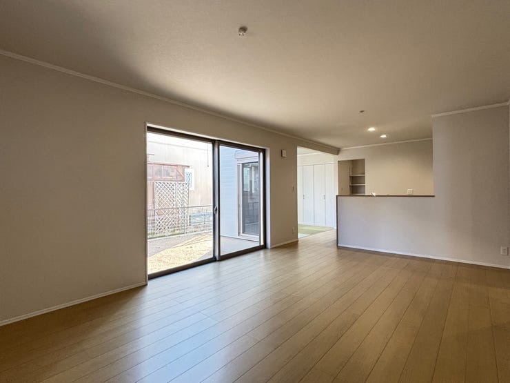 大きな窓から太陽光がたっぷりと差し込みます!気持ちよく過ごせそうですね♪