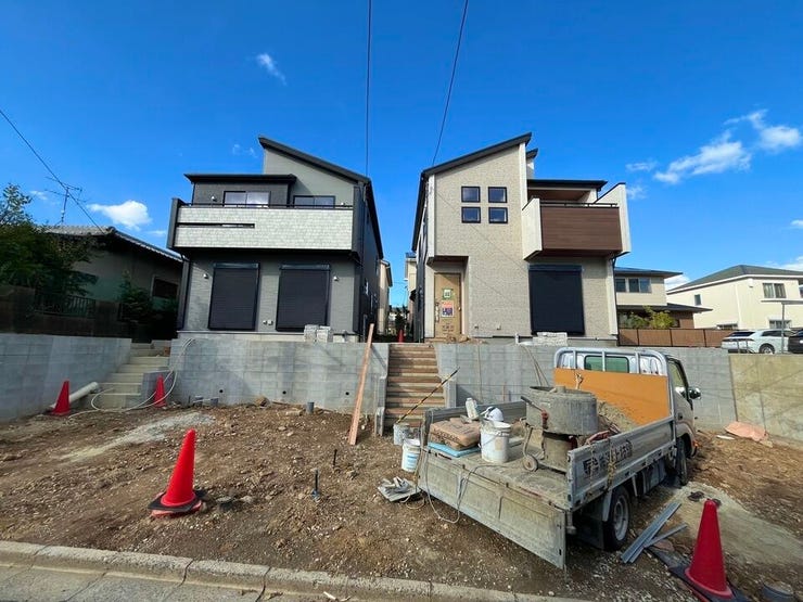 現況の外観写真です♪
写真左が1号棟です。
2025.11.1撮影