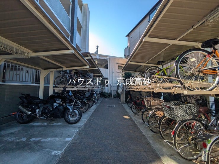 きちんと整備された駐輪場。住む方の心遣いが感じられます。空き状況は、お気軽にお問合せください。