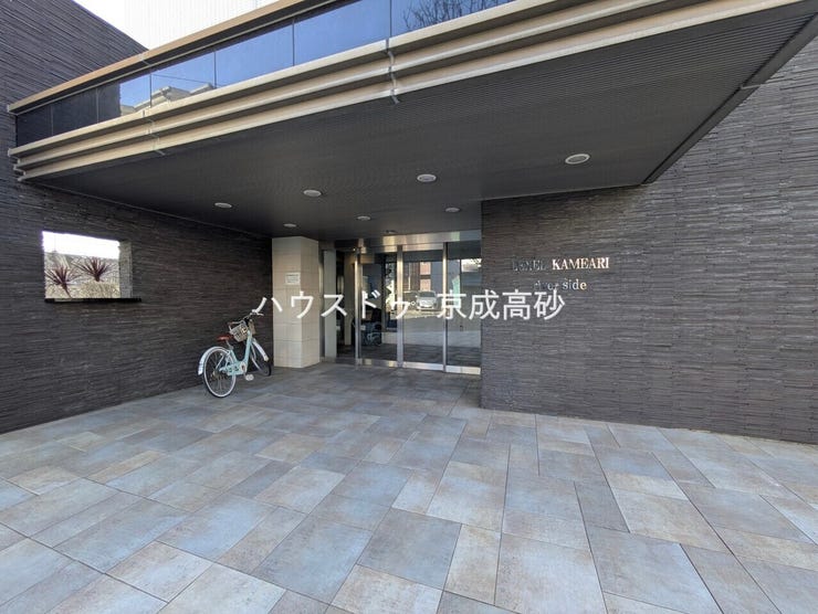 エントランスは毎日の行き帰りで使う大事な空間です。明るい基調で華やかなデザインなので、毎日も気持ちよく迎え入れられます。