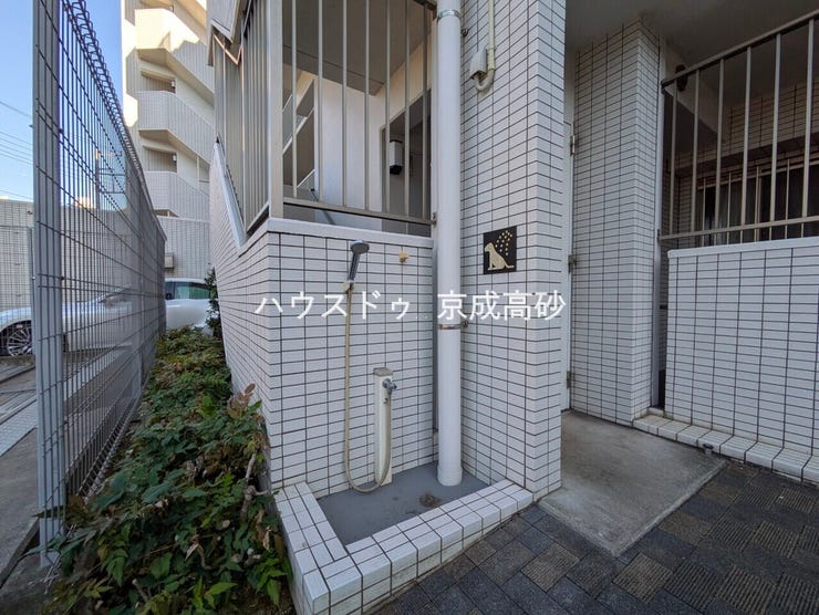 マンション住民専用の共用のペット足洗い場がございます。