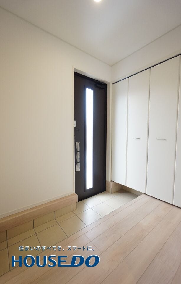 家の顔となる玄関。 玄関収納があり、スッキリとした玄関がキープ出来ます♪