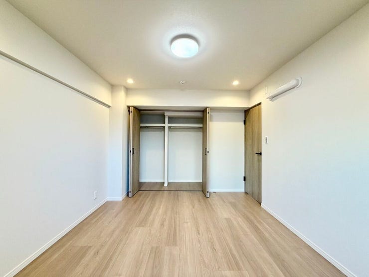 〈6.9帖〉
ハンガーパイプや棚が設置されていますので、衣類や小物などを収納することができます。