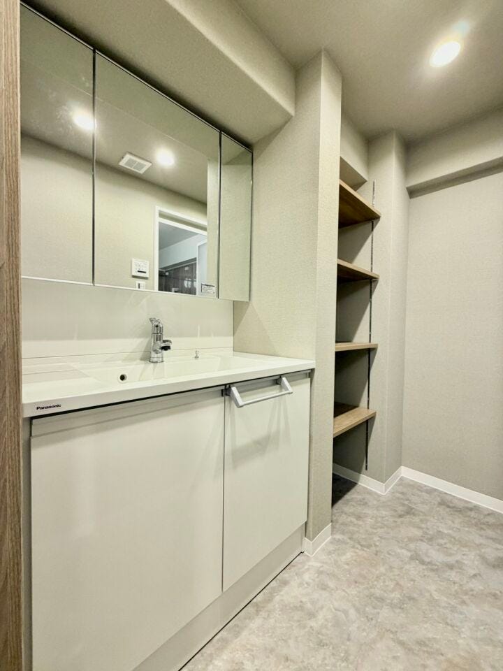 たっぷりの収納を設けた洗面台で快適な暮らし