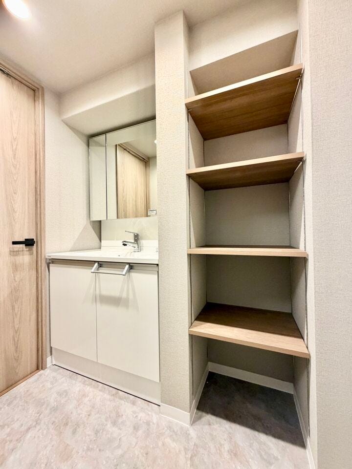 可動棚は高さを自由に変更出来るので、収納するものにあわせてフレキシブルに対応できます。