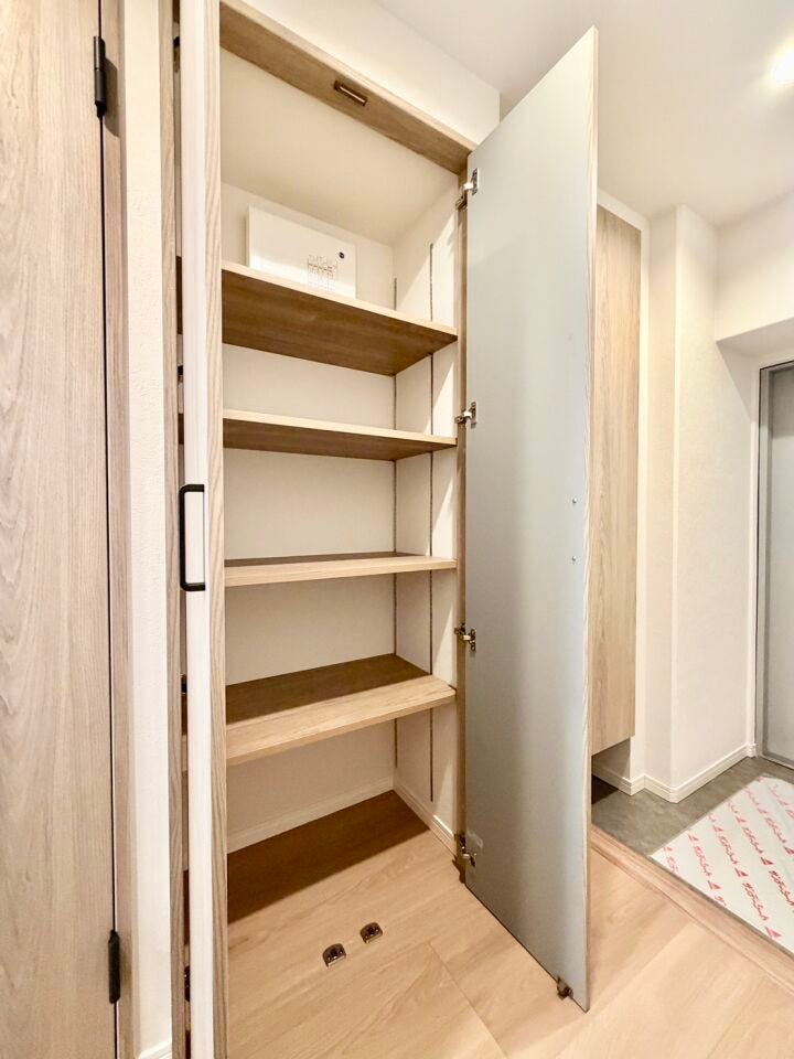 玄関横にあるので、外出時の荷物置場として最適♪