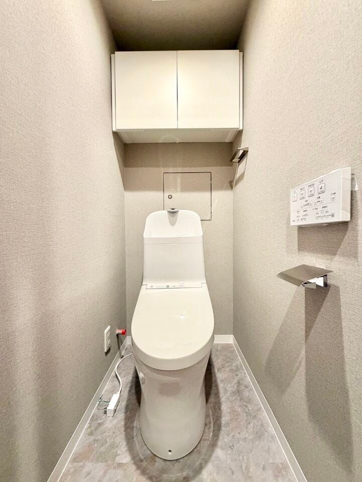 お手入れしやすい温水洗浄便座で、毎日快適♪スッキリ片付く収納付き♪