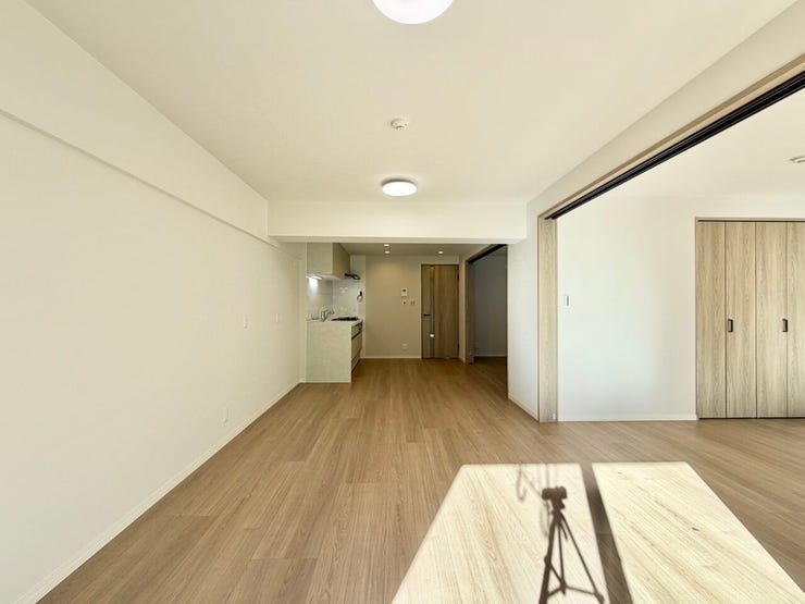 やさしげなブラウンを基調としたLDKは、広さと明るさを保てます♪