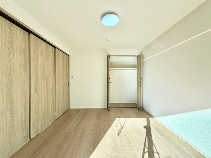 〈6.1帖〉
ハンガーパイプや棚が設置されていますので、衣類や小物などを収納することができます。