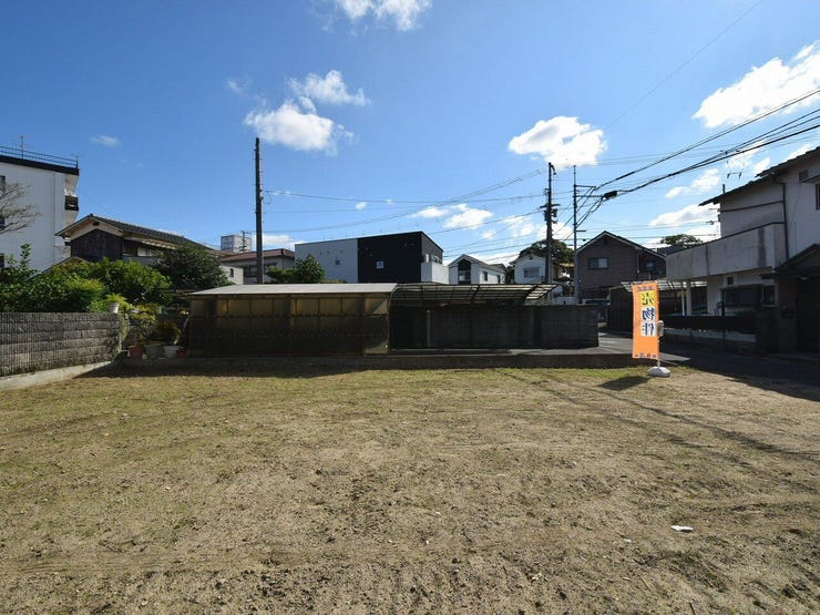 敷地内を西側より撮影