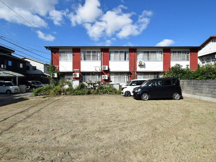 敷地内を東側より撮影