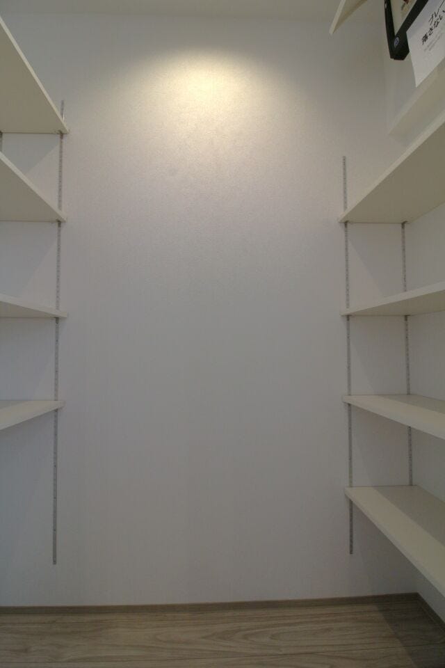 *パントリー*
キッチンの横には豊富なパントリーを設置。食品はもちろん、食器、調理器具、消耗品、備蓄用の非常食などもストックでき、キッチンを広々ときれいに保てます。