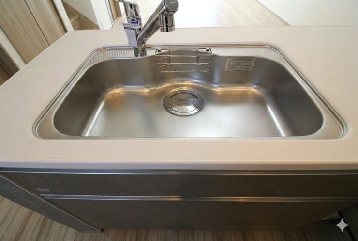 広々としたキッチンのシンクは、洗い物がしやすく、使い勝手が良いです。作業スペースも確保され、料理が快適に進みます!