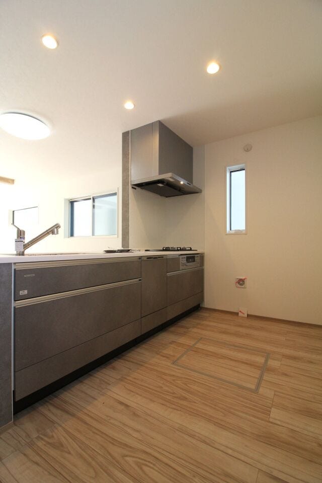 広々スペースのキッチンは、ご夫婦やお子様、ご友人と並んで料理もできそうなくらいゆとりのある空間になっております!