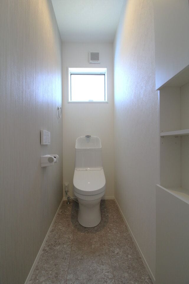 *2階トイレ*
納付きなので、お掃除道具もしまっていただけます。1階と2階にトイレを設置。混み合う時間帯もスムーズに使えて、暮らしやすさが広がります。