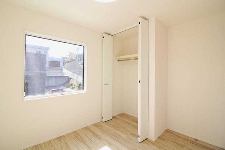 *5.4帖洋室*
あたたかな陽射しがたっぷり差し込む洋室!毎朝気持ち良く起きられそうですね。