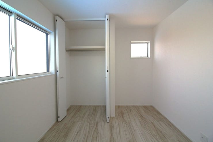 *5.2帖洋室*
お掃除もラクラク!白色を基調とした清潔感のある明るいお部屋です。