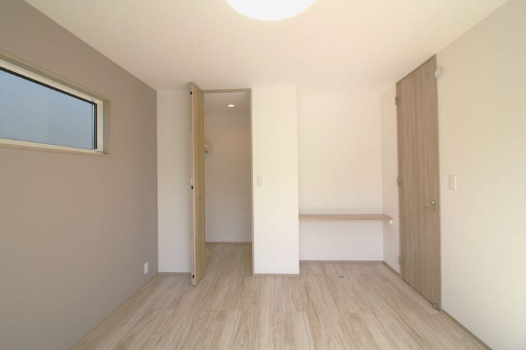 *7.4帖洋室*
アクセントクロスがおしゃれな主寝室はバルコニーに面し明るいお部屋です!