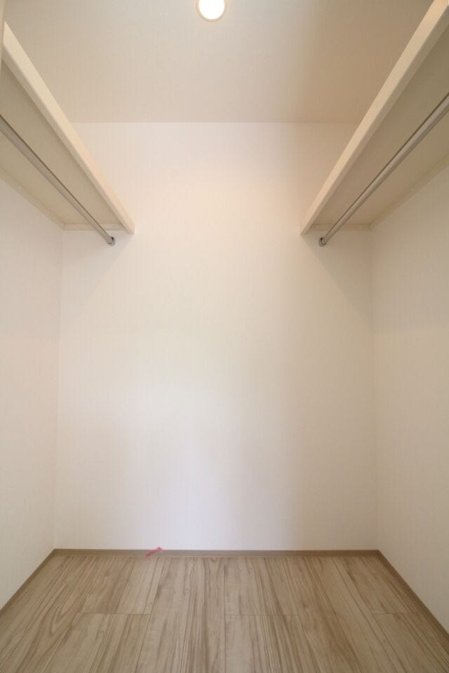 *7.4帖洋室ウォークインクローゼット*
ウォークインクローゼットはたっぷり収納できて衣類の管理がしやすく、スッキリとした暮らしを実現できます。