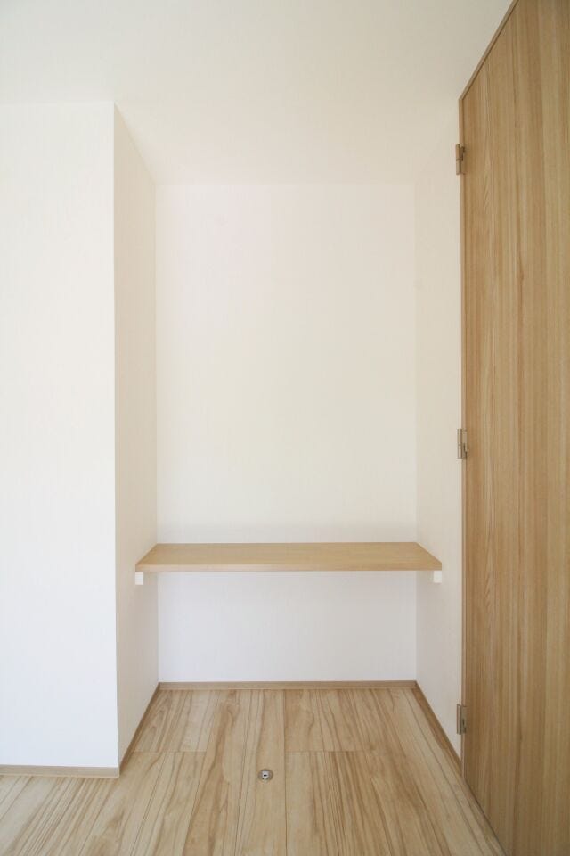 *7.4帖洋室カウンター*
様々な用途で使用できるカウンター!最小限の家具でお部屋を広く使っていただけます◎