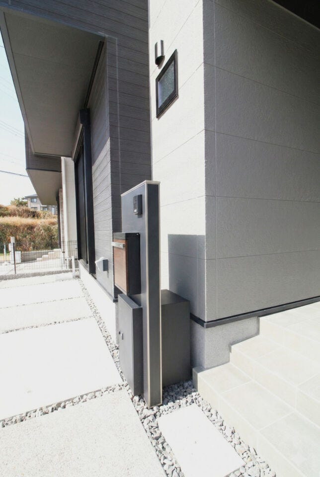 建物外観にぴったりなスタイリッシュなポストです。共働きのご家庭や、休日のお出かけの際に宅配があっても安心です!