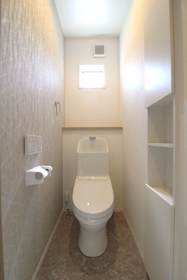 *1階トイレ*
1階2階とトイレがあるので忙しい朝も安心ですね!棚が備わっているので掃除道具などの収納に嬉しいですね◎