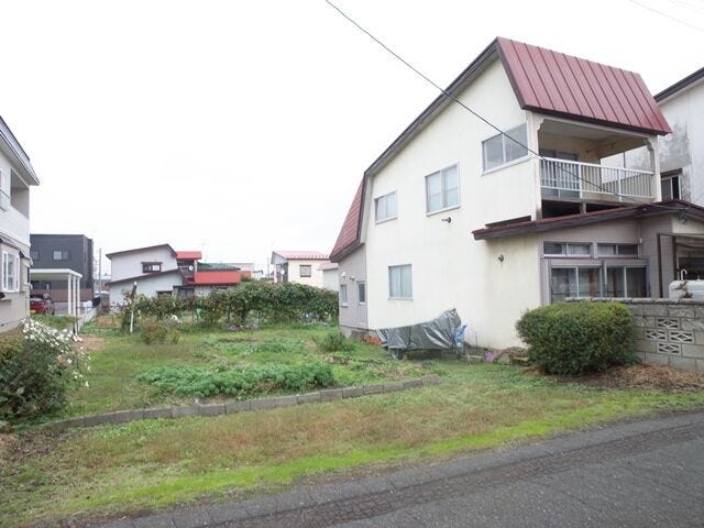 【外観写真】
前面道路は狭めでも安心!広々122坪で駐車・雪対策・買物も快適な立地!