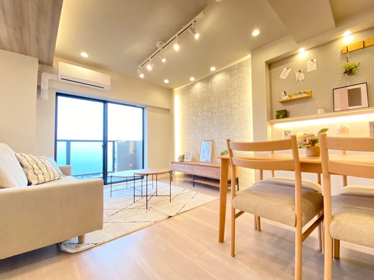 南西向きのバルコニーに面するリビングダイニング