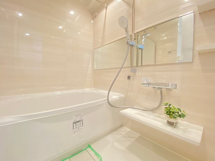 ナチュラルな色合いのバスルームで1日の疲れを癒す空間。