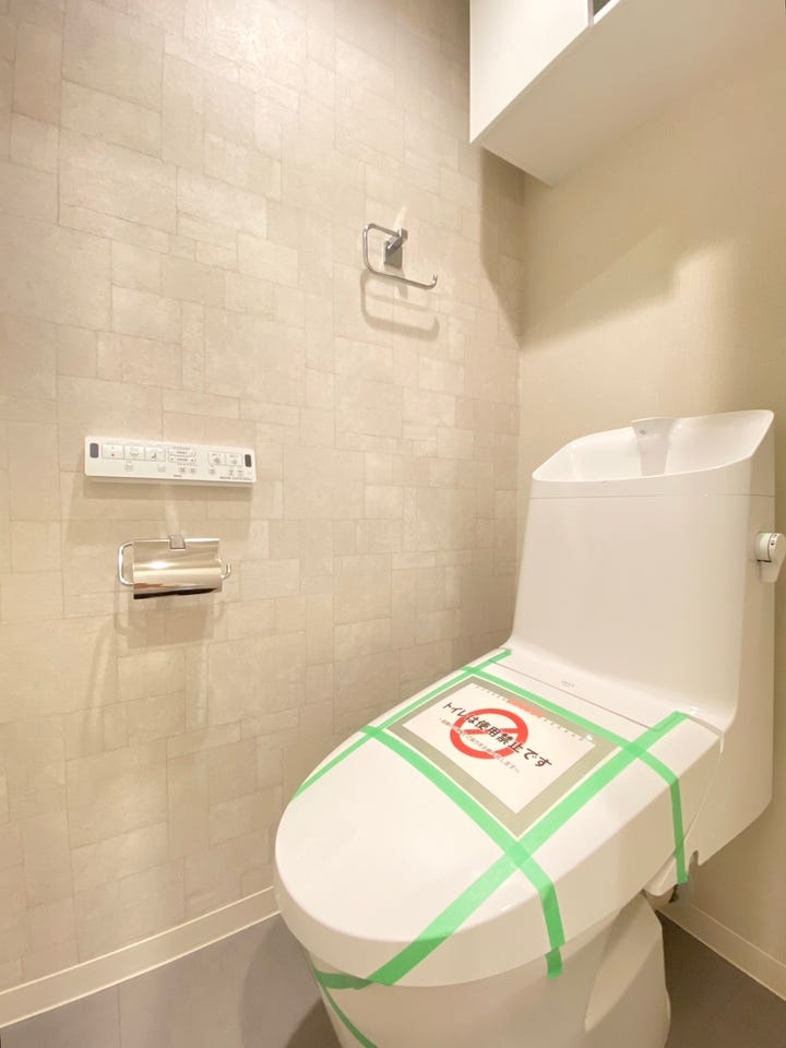 トイレットペーパーなどを収納できる吊戸棚がございます。