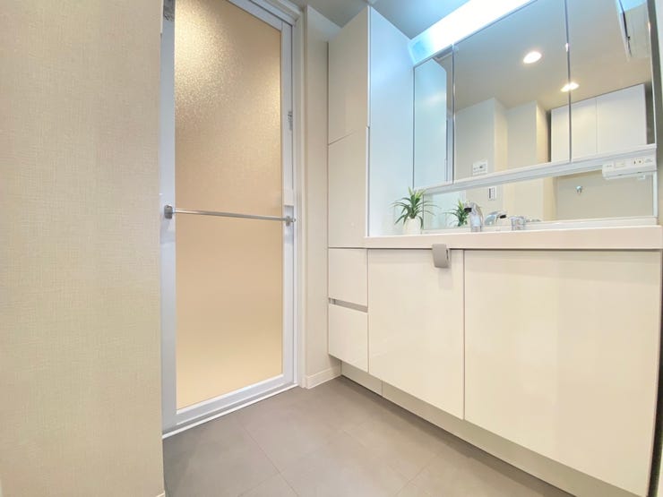 ご家族で使うことを想定したワイドな洗面台。