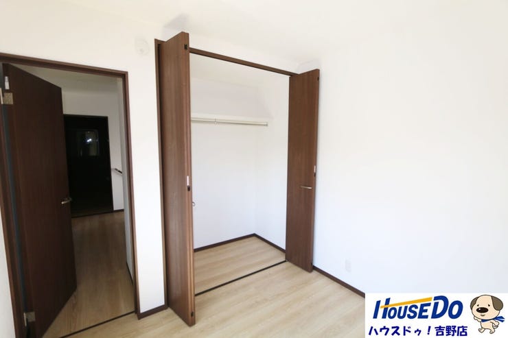 2階洋室4.5帖。全居室収納付きで子供達の大事な思い出もしっかりと保管しておくことが出来ます。