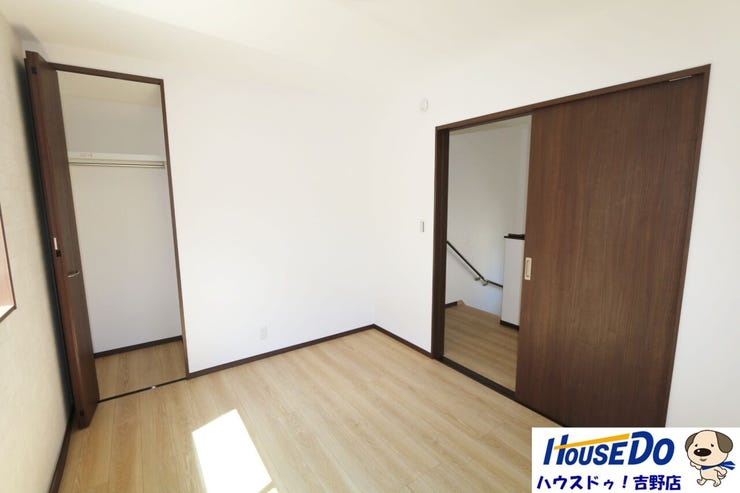 2階洋室6帖。全居室収納付きで子供達の大事な思い出もしっかりと保管しておくことが出来ます。