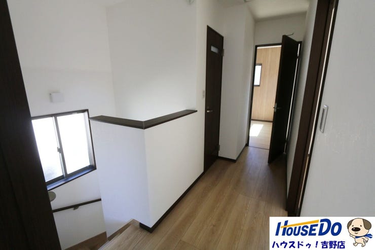 2階廊下。階段には手すりもあるので、小さなお子様やシニア世代にも安心です。