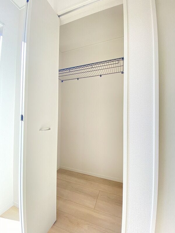 ご家族のくつろぎの場、お客様のおもてなし場であるリビングを片付けるのに便利なリビング収納。