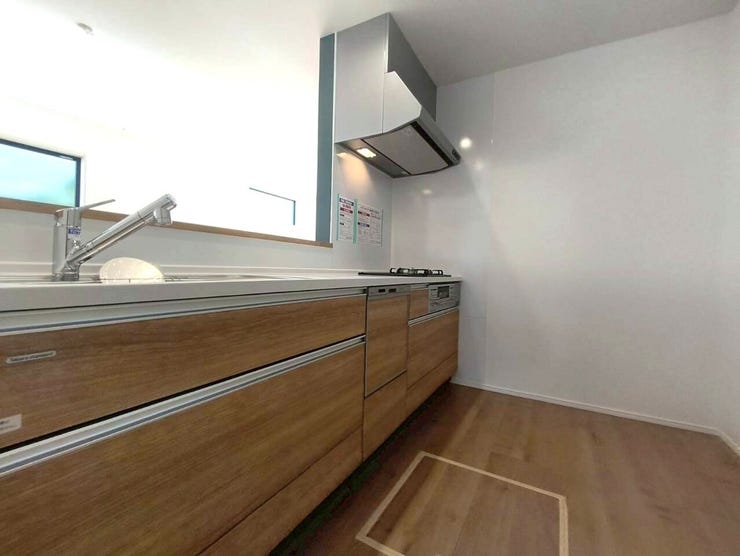 床下収納も付いた収納スペースたっぷりの、使いやすいシステムキッチンです