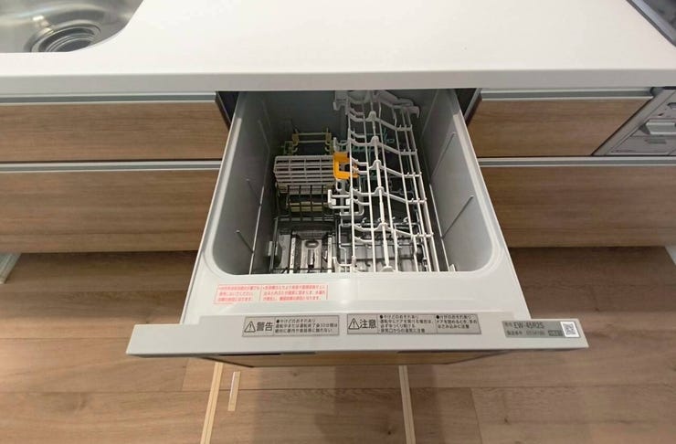 人数が多くても苦にならない食器洗い乾燥機付きです