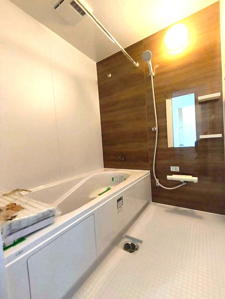 統一感のある色合いで、疲れた体をしっかり癒す広々とした浴室です