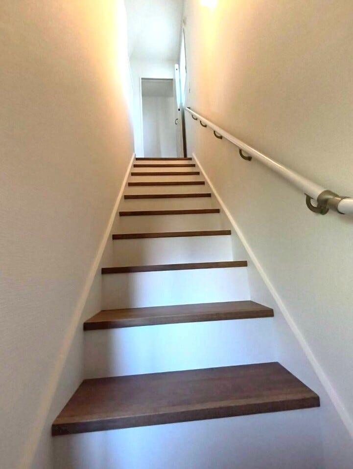 空間を有効活用したおしゃれな曲線階段です