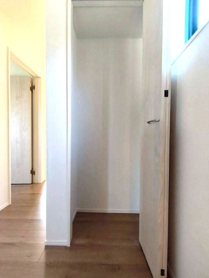 階段を上がってすぐのところに収納スペースがあります