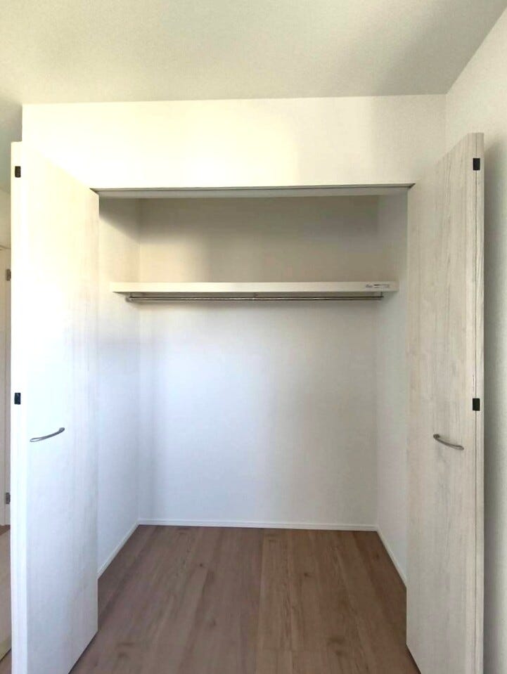 両開きの収納スペースで大きな荷物を入れることができます