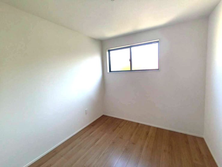 窓からたっぷりと陽が差し込む明るい部屋です