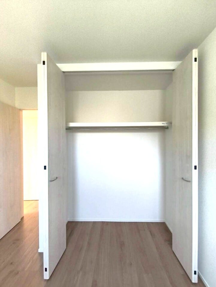 両開きのクローゼットで十分な広さがあります