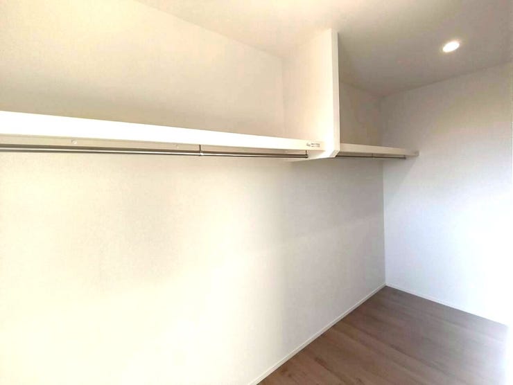 季節ものの衣類もまとめて収納できるため衣替えの手間が省けます