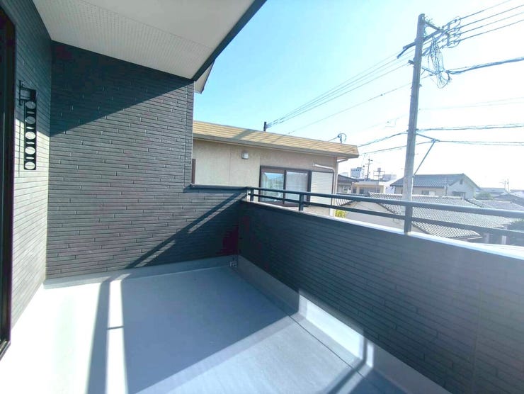 屋根付きのインナーバルコニーで雨が降っても使用でき、リラックススペースとしても十分な広さがあります