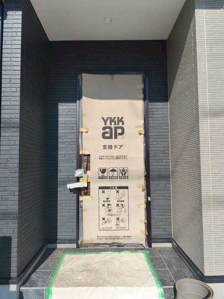 ダークな色合いで落ち着いた雰囲気の玄関です