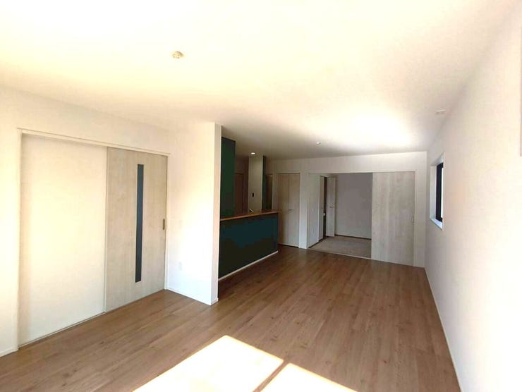 広々としたリビングでキッチンともコミュニケーションをとれる家族団らんの部屋です